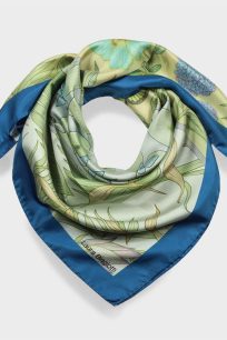 alt="zielona apaszka jedwabna 90x90 z niebieską ramką kwiatowy motyw naturalny jedwab luksusowa"