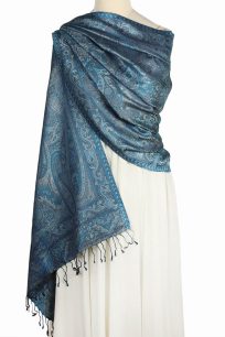 alt="Elegancki morski szal jedwabny ze wzorem paisley idealny do zarzucenia na ramiona 70x200"