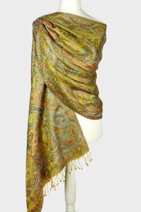 alt="Złoty szal jedwabny 70x200 z orientalnym wzorem paisley do letnich stylizacji"