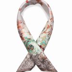 Włoska apaszka jedwabna 65x65 w beżowym kolorze z kwiatowym motywem i eleganckim ornamentem
