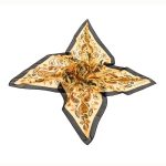 Beżowa chusta jedwabna 140x140 w orientalny wzór paisley