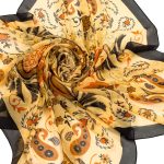 Beżowa chusta jedwabna 140x140 w orientalny wzór paisley