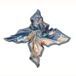 Granatowa chusta jedwabna 140x140 – kwiatowy wzór Laura Biagiotti