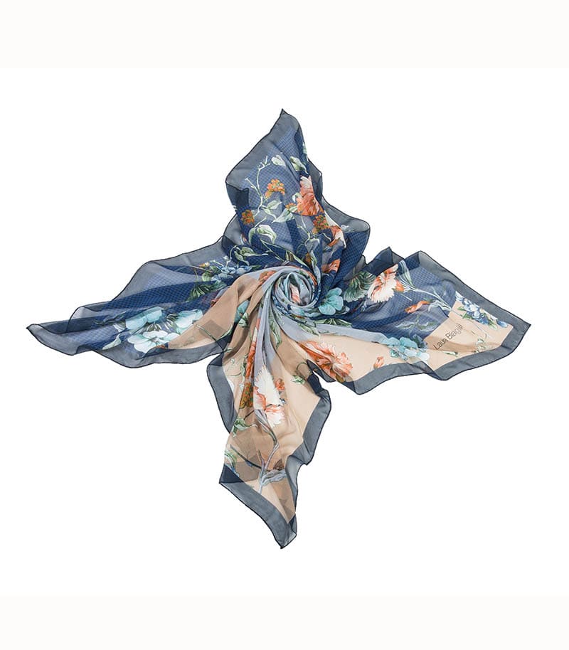 Granatowa chusta jedwabna 140x140 – kwiatowy wzór Laura Biagiotti