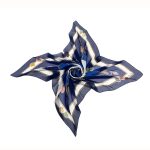 Granatowa chusta jedwabna 140x140 ze złotymi ornamentami Magia Kaszmiru