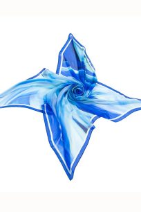 Niebieska chusta jedwabna 140x140 inspirowana oceanem