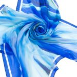Niebieska chusta jedwabna 140x140 inspirowana oceanem