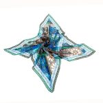 Niebieska chusta jedwabna 140x140 w orientalny wzór
