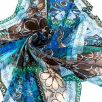 Niebieska chusta jedwabna 140x140 w orientalny wzór