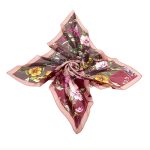 Różowa chusta jedwabna 140x140 w kwiatowy wzór – włoska żorżeta Magia Kaszmiru