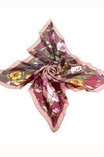 Różowa chusta jedwabna 140x140 w kwiatowy wzór – włoska żorżeta Magia Kaszmiru