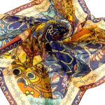 Złota chusta jedwabna 140x140 w orientalny wzór – włoska żorżeta