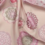 Włoska apaszka z jedwabiu twill 65x65 z różowym kwiatowym ornamentem