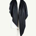 Elegancka czarna chusta z kaszmiru i jedwabiu