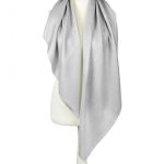 Elegancka chusta kaszmirowa z dodatkiem jedwabiu perłowoszara 110x110 cm Magia Kaszmiru