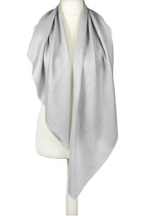 Elegancka chusta kaszmirowa z dodatkiem jedwabiu perłowoszara 110x110 cm Magia Kaszmiru