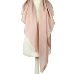 Elegancka chusta kaszmirowa z jedwabiem pudrowy róż do osłonięcia ramion 110x110cm Magia Kaszmiru