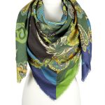 Zielona chusta wełniana damska 140x140 cm we wzory