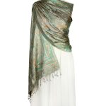 Szary szal jedwabny 70 × 200 cm z eleganckim ornamentem