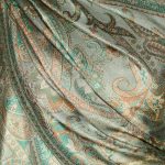 Szary szal jedwabny 70 × 200 cm z eleganckim ornamentem