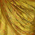 Elegancki złoty szal jedwabny z orientalnym wzorem paisley 70x200cm