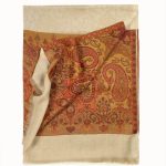 Jesienny beżowy szal damski 70x200 z wełny merino i jedwabiu we wzór paisley