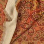 Jesienny beżowy szal damski 70x200 z wełny merino i jedwabiu we wzór paisley