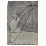 Szary szal wełniany damski 70x200 z grafitowym wzorem paisley – merino i jedwab