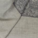 Szary szal wełniany damski 70x200 z grafitowym wzorem paisley – merino i jedwab
