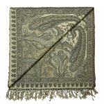Beżowa chusta wełniana damska 140x140 cm ze 100% naturalnej wełny, orientalny wzór paisley w odcieniach beżu, brązu i szarości.