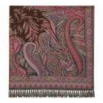 Różowa chusta wełniana damska 140x140 cm z eleganckim wzorem paisley i dekoracyjną bordiurą.