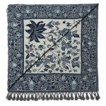 Dwustronna chusta wełniana damska 140x140 cm z kwiatowym ornamentem, elegancka granatowa chusta ze 100% wełny na szyję i ramiona.