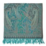 Turkusowa chusta wełniana damska 140x140 cm ze 100% naturalnej wełny, orientalny wzór paisley w morskich odcieniach i ozdobne frędzle.