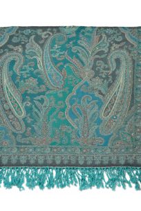 Turkusowa chusta wełniana damska 140x140 cm ze 100% naturalnej wełny, orientalny wzór paisley w morskich odcieniach i ozdobne frędzle.