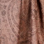 Wzorzysty szal kaszmirowy damski cappuccino z ornamentem paisley