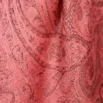 Wzorzysty szal z kaszmiru dusty pink z ornamentem paisley