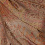 Lekki beżowy szal merino z jedwabiem i jasnym ozdobnym wzorem