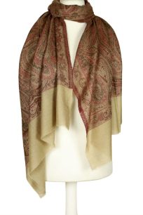 Beżowy szal wełniany damski z bordowym ornamentem paisley do zarzucenia na ramiona