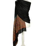 Czarny szal merino z jedwabiem i wielobarwnym ornamentem paisley