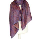 Granatowy szal wełniany damski z orientalnym wzorem paisley – merino z jedwabiem