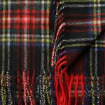 Czerwono-czarny szalik kaszmirowy męski z tradycyjnym wzorem tartan